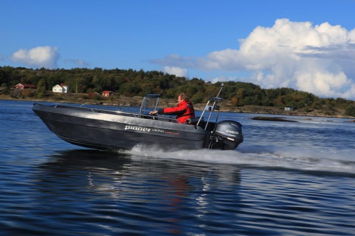 a small boat in a body of water